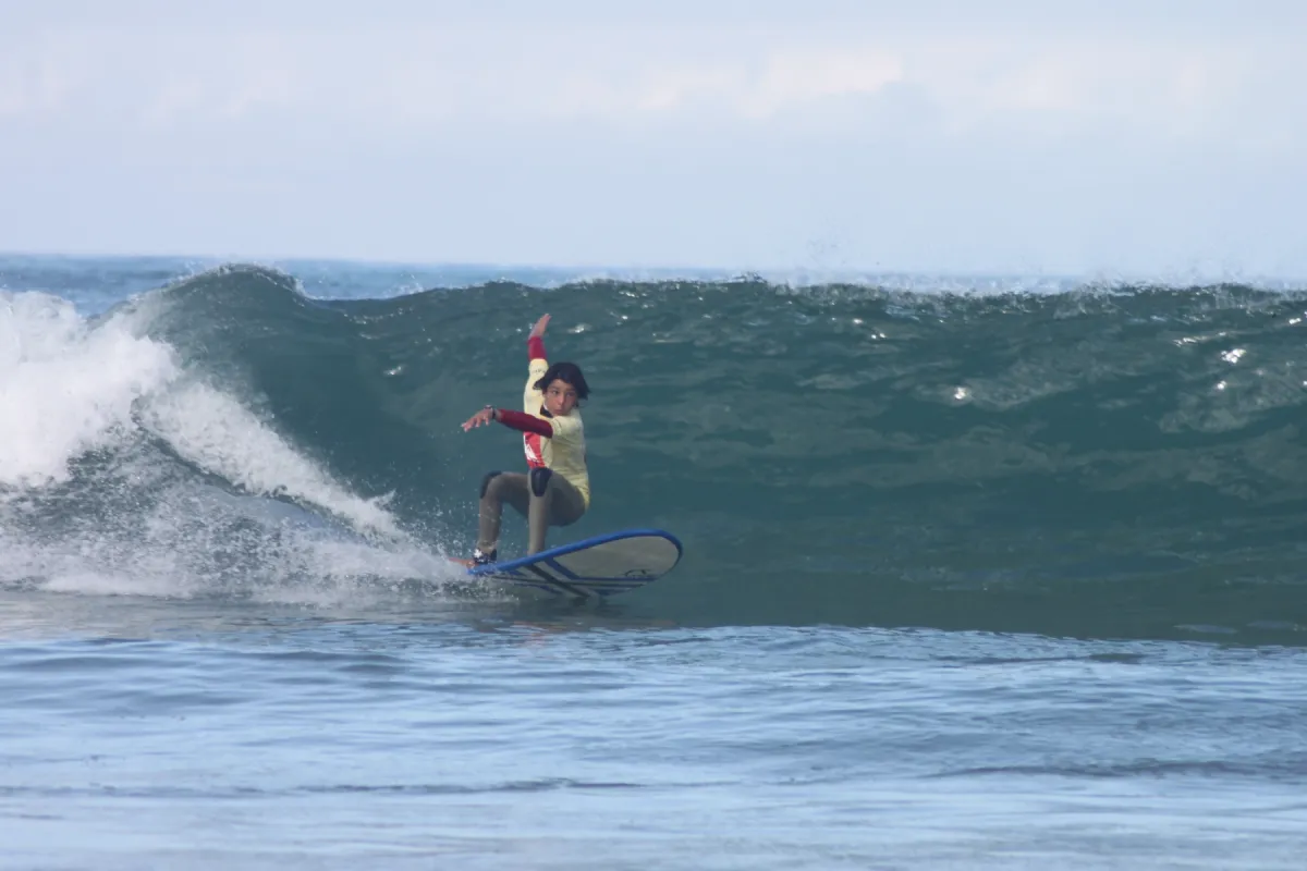 Apprentissage, initiation, perfectionnement, l’école de surf est là pour vous accompagner