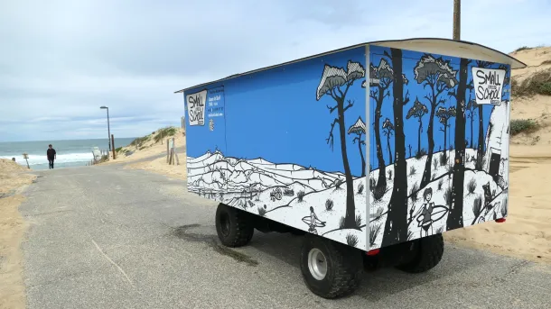 le seul chariot électrique au monde permettant d’amener directement sur la plage le matériel pour un cours de surf de 8 personnes maximum