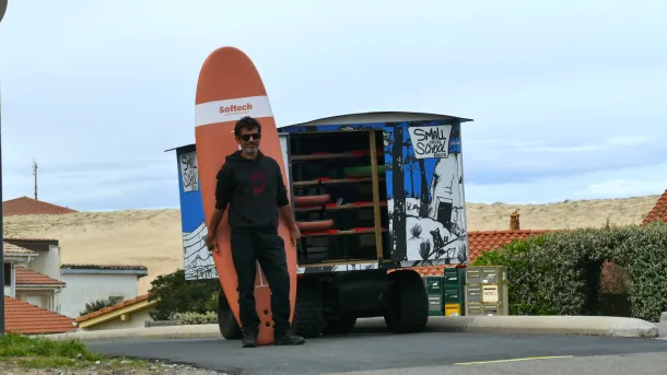 Notre instructeur devant le chariot qui transporte le matériel de surf jusqu'à la plage